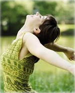 Felszabadult, mosolygó nőszemély